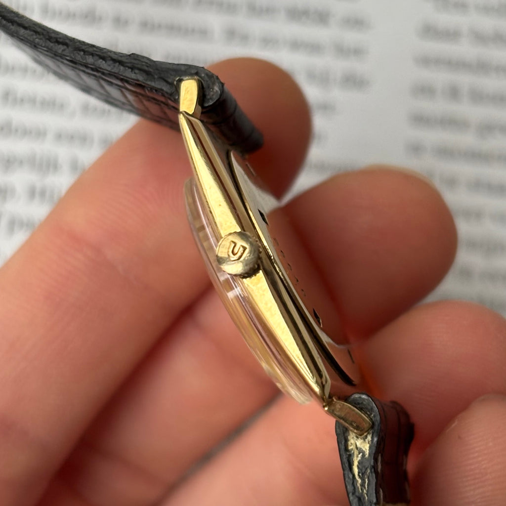 Universal Geneve Wristwatch – Cartier Signed, 18K Yellow Gold